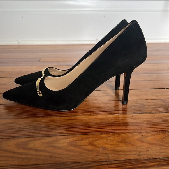 Ann Taylor Black Pointy Toe Suede Heels with Gold Chain Buckle Detail Size 8 - Picture 7 of 11